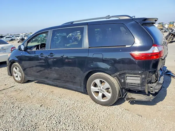 5TDKZ3DC6JS922453 2018 TOYOTA SIENNA - Image 2