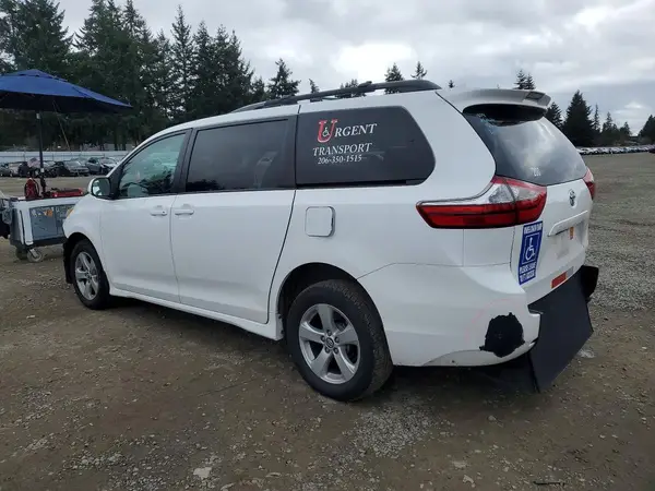 5TDKZ3DC6JS922890 2018 TOYOTA SIENNA - Image 2