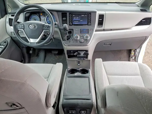 5TDKZ3DC6JS922890 2018 TOYOTA SIENNA - Image 8