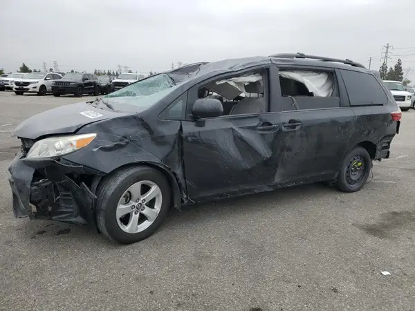 5TDKZ3DC6JS924316 2018 TOYOTA SIENNA - Image 1