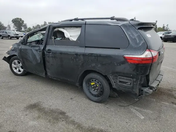 5TDKZ3DC6JS924316 2018 TOYOTA SIENNA - Image 2