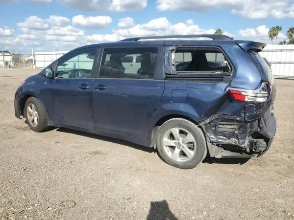 5TDKZ3DC6JS924719 2018 TOYOTA SIENNA - Image 2