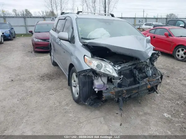 5TDKZ3DC6JS927474 2018 TOYOTA SIENNA - Image 1