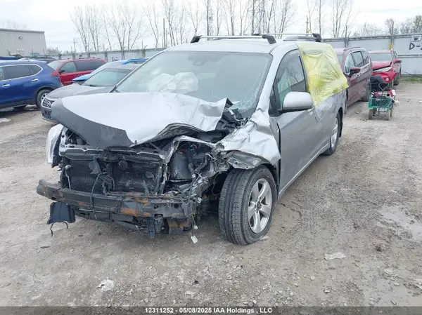 5TDKZ3DC6JS927474 2018 TOYOTA SIENNA - Image 2