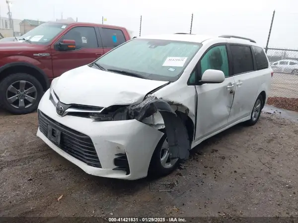 5TDKZ3DC6JS928592 2018 TOYOTA SIENNA - Image 2