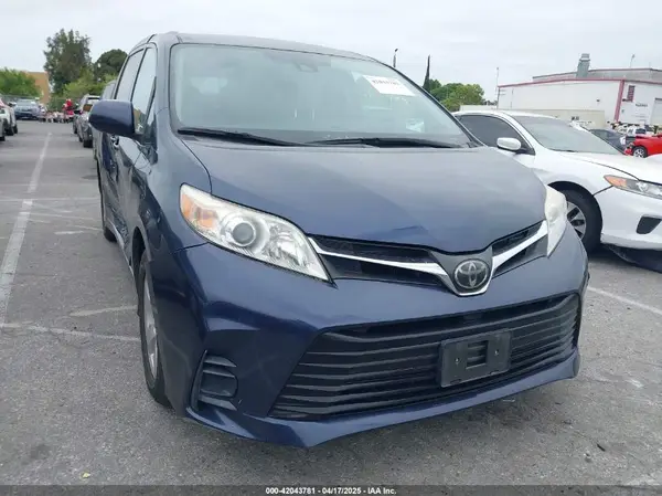 5TDKZ3DC6JS931590 2018 TOYOTA SIENNA - Image 1