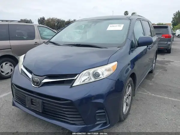 5TDKZ3DC6JS931590 2018 TOYOTA SIENNA - Image 2