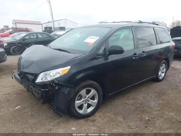 5TDKZ3DC6JS931881 2018 TOYOTA SIENNA - Image 2