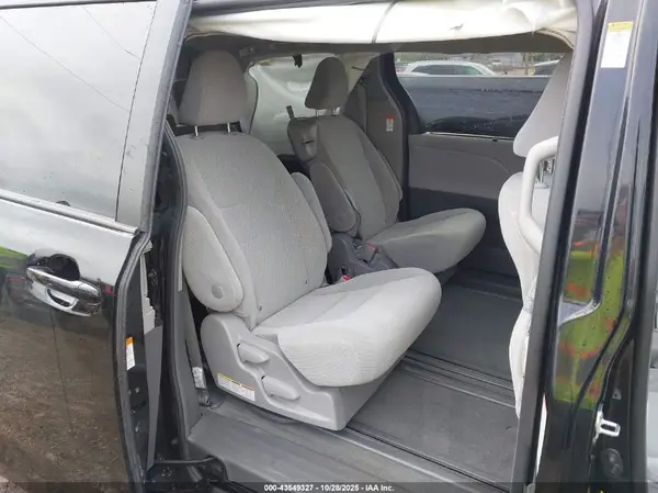 5TDKZ3DC6JS931881 2018 TOYOTA SIENNA - Image 8