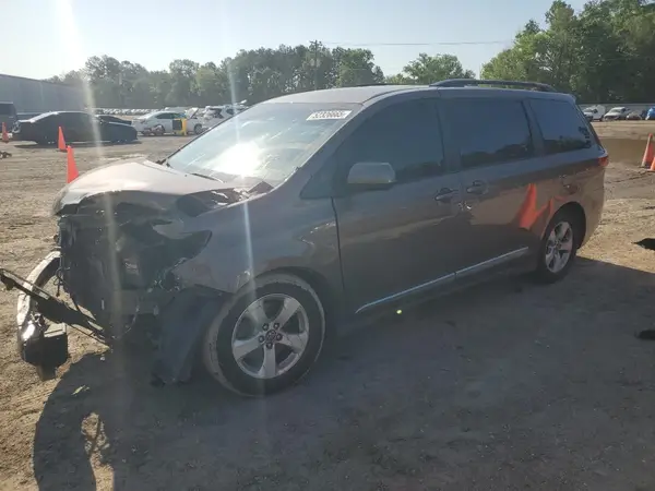 5TDKZ3DC6JS933890 2018 TOYOTA SIENNA - Image 1