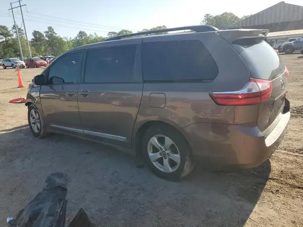 5TDKZ3DC6JS933890 2018 TOYOTA SIENNA - Image 2