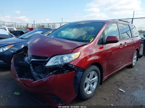 5TDKZ3DC6JS937924 2018 TOYOTA SIENNA - Image 2