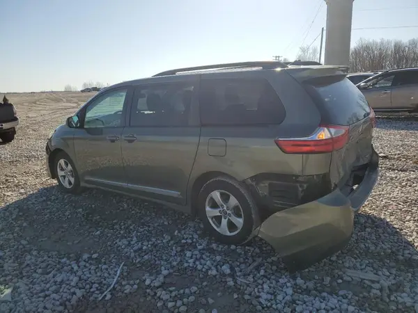 5TDKZ3DC6JS939172 2018 TOYOTA SIENNA - Image 2