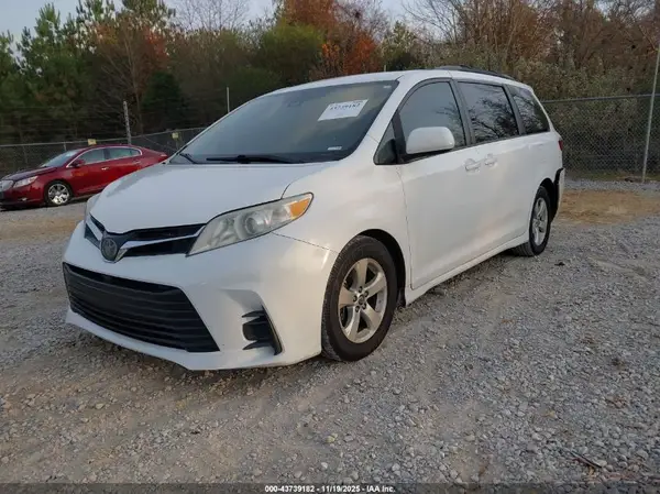 5TDKZ3DC6JS939298 2018 TOYOTA SIENNA - Image 2