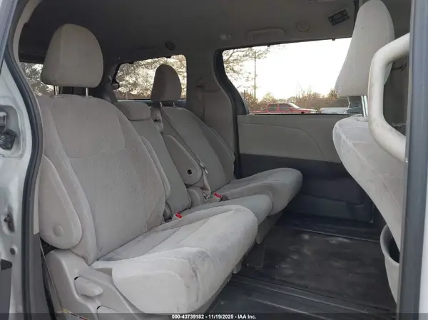 5TDKZ3DC6JS939298 2018 TOYOTA SIENNA - Image 8
