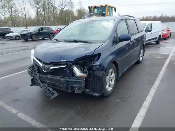 5TDKZ3DC6JS941360 2018 TOYOTA SIENNA - Image 2