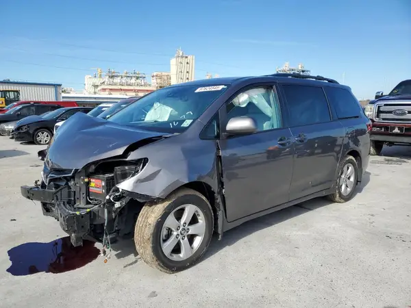5TDKZ3DC6JS941679 2018 TOYOTA SIENNA - Image 1