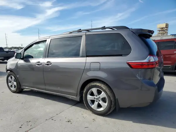 5TDKZ3DC6JS941679 2018 TOYOTA SIENNA - Image 2