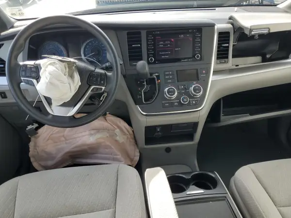 5TDKZ3DC6JS941679 2018 TOYOTA SIENNA - Image 8