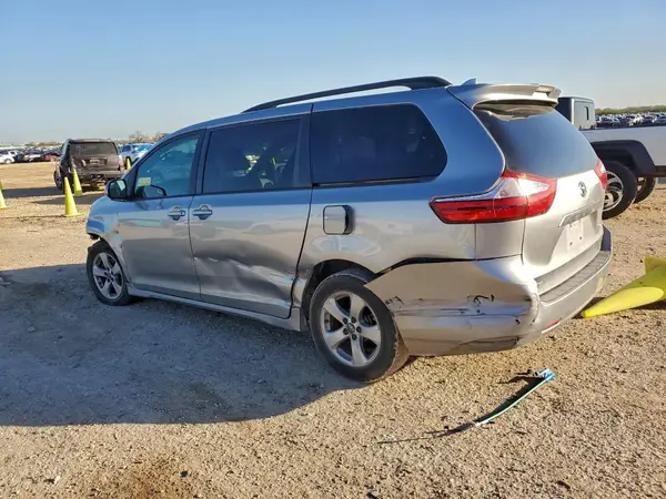 5TDKZ3DC6JS942508 2018 TOYOTA SIENNA - Image 2