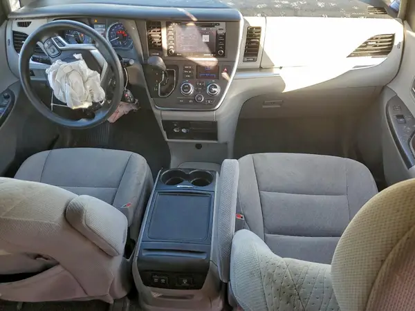 5TDKZ3DC6JS942508 2018 TOYOTA SIENNA - Image 8