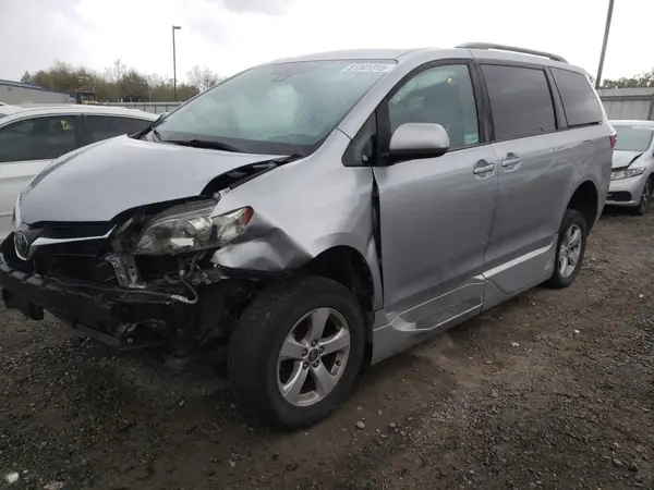 5TDKZ3DC6JS944274 2018 TOYOTA SIENNA - Image 1