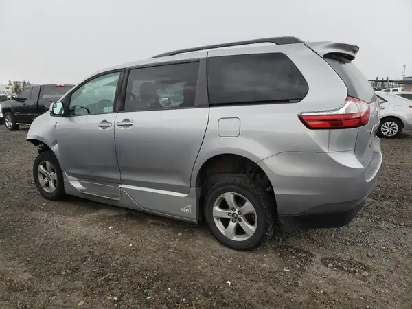 5TDKZ3DC6JS944274 2018 TOYOTA SIENNA - Image 2