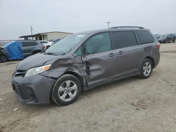 5TDKZ3DC6JS945893 2018 TOYOTA SIENNA - Image 1