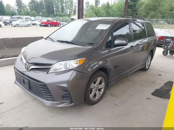 5TDKZ3DC6JS946140 2018 TOYOTA SIENNA - Image 2