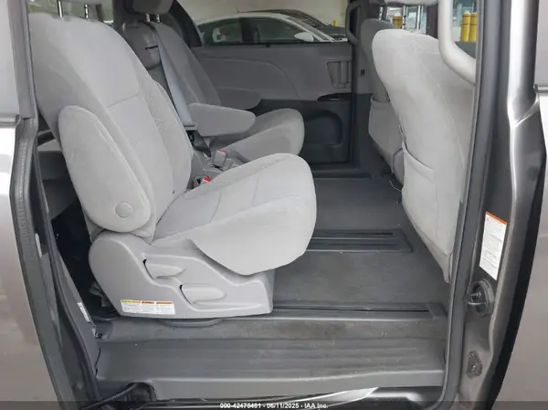 5TDKZ3DC6JS946140 2018 TOYOTA SIENNA - Image 8
