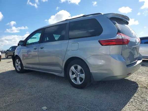 5TDKZ3DC6JS946977 2018 TOYOTA SIENNA - Image 2