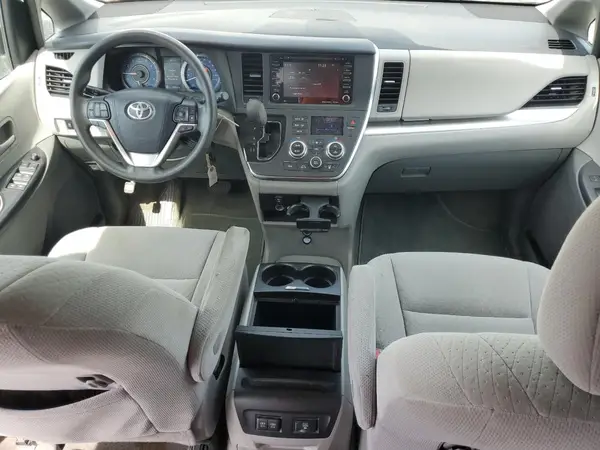 5TDKZ3DC6JS950530 2018 TOYOTA SIENNA - Image 8