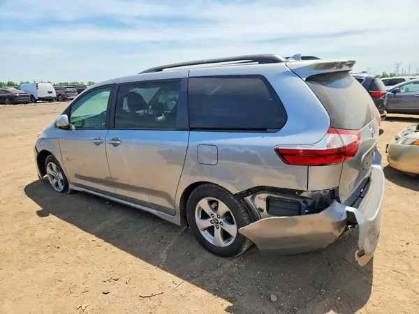 5TDKZ3DC6JS953833 2018 TOYOTA SIENNA - Image 2