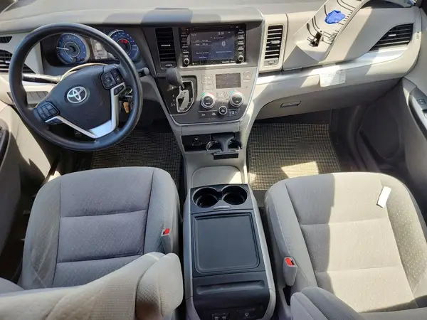 5TDKZ3DC6JS953833 2018 TOYOTA SIENNA - Image 8