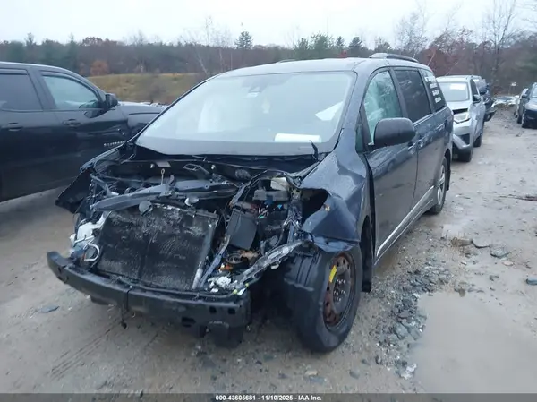 5TDKZ3DC6JS959485 2018 TOYOTA SIENNA - Image 2