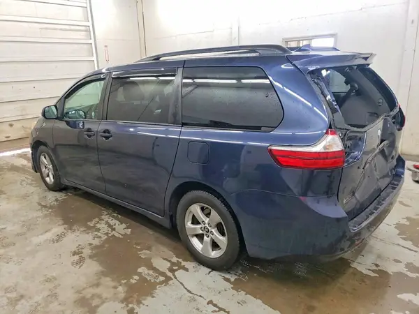 5TDKZ3DC6JS960068 2018 TOYOTA SIENNA - Image 2