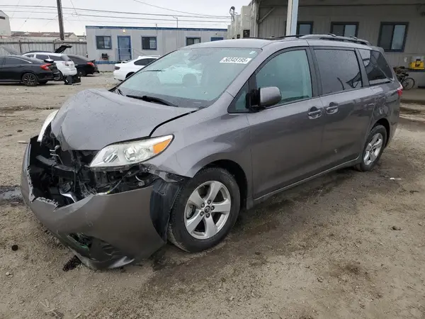 5TDKZ3DC6JS962385 2018 TOYOTA SIENNA - Image 1