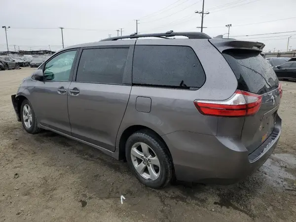 5TDKZ3DC6JS962385 2018 TOYOTA SIENNA - Image 2