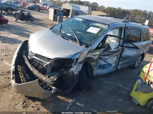 5TDKZ3DC6JS962757 2018 TOYOTA SIENNA - Image 2