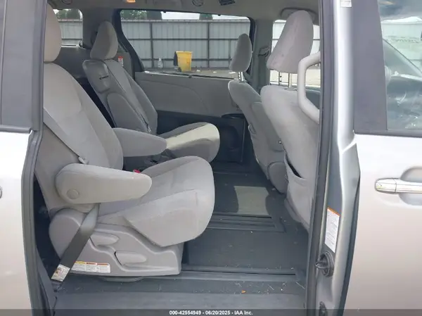 5TDKZ3DC6KS003490 2019 TOYOTA SIENNA - Image 8
