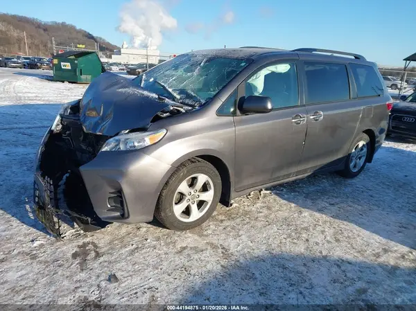 5TDKZ3DC6KS009399 2019 TOYOTA SIENNA - Image 2