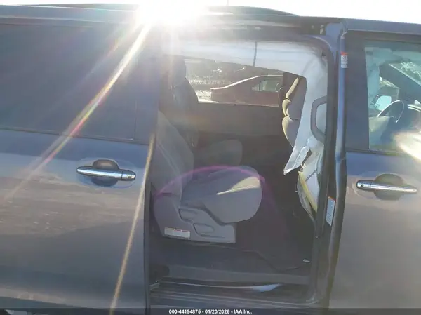 5TDKZ3DC6KS009399 2019 TOYOTA SIENNA - Image 8