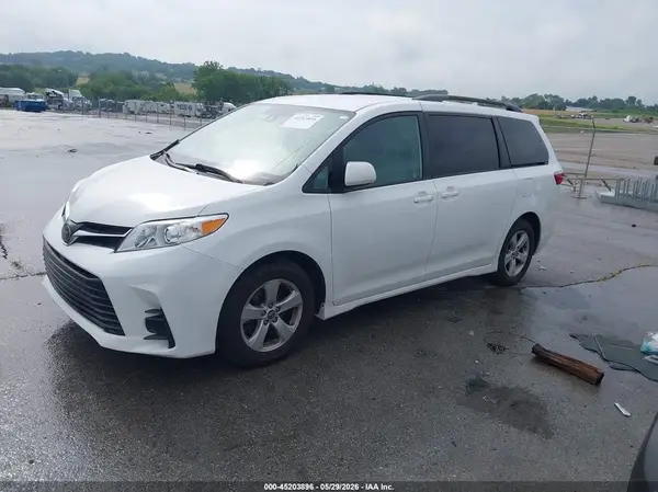 5TDKZ3DC6KS010276 2019 TOYOTA SIENNA - Image 2