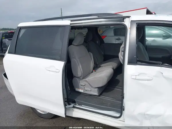 5TDKZ3DC6KS010276 2019 TOYOTA SIENNA - Image 8