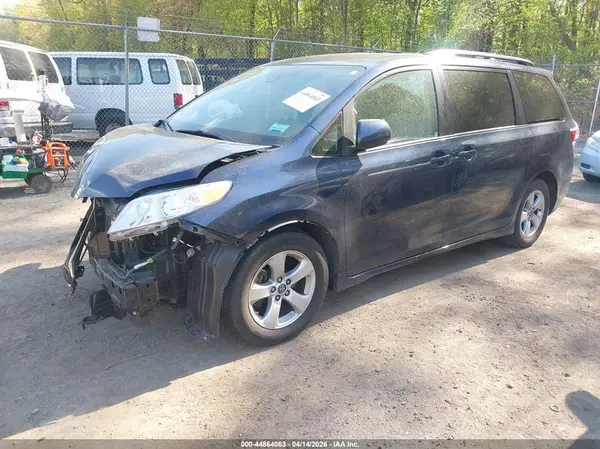 5TDKZ3DC6KS019804 2019 TOYOTA SIENNA - Image 2