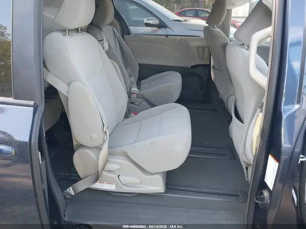 5TDKZ3DC6KS019804 2019 TOYOTA SIENNA - Image 8
