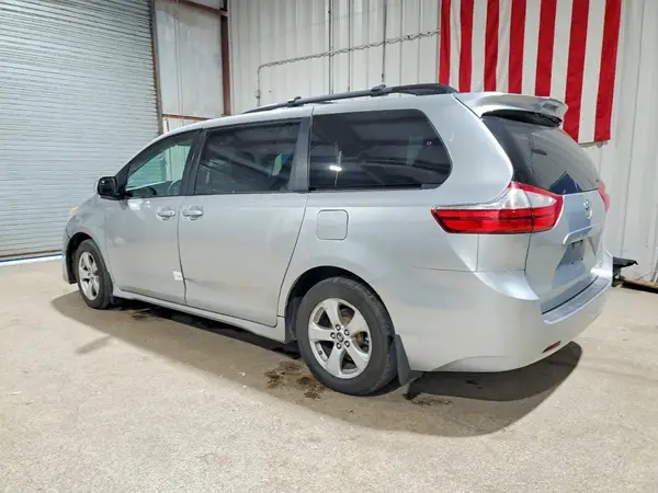5TDKZ3DC6KS019852 2019 TOYOTA SIENNA - Image 2