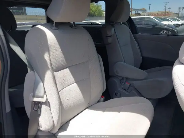 5TDKZ3DC6KS966678 2019 TOYOTA SIENNA - Image 8