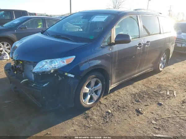 5TDKZ3DC6KS970505 2019 TOYOTA SIENNA - Image 2
