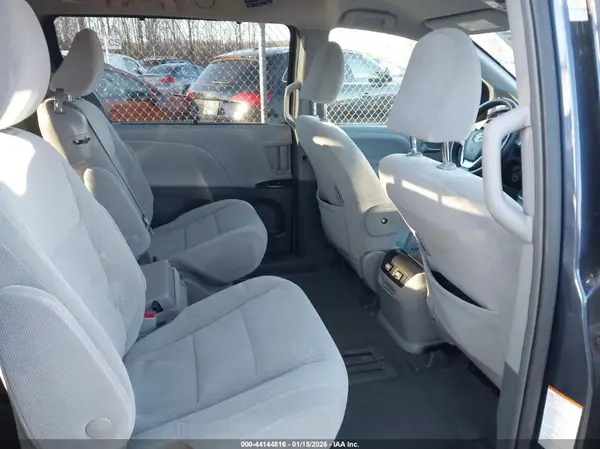5TDKZ3DC6KS970505 2019 TOYOTA SIENNA - Image 8